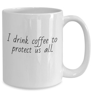 私たち全員を守るためにコーヒーを飲みます。お母さんとお父さんのための面白いコーヒーカップ。大人向けの面白いカップ。
