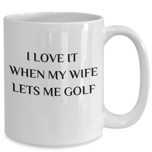 Ich liebe es, wenn meine Frau mich Golf lässt, lustige Kaffeetasse für Golfspieler. Geschenkidee für Naturfreunde. Die Ziele des Ehepaares.