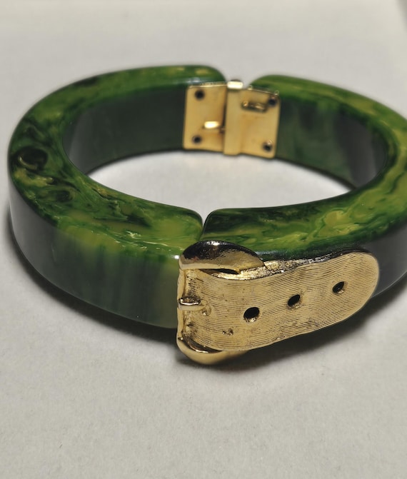 Vintage Green Yellow Swirl Bakelite Hinged Bracelet with Goldtone Buckle Accent size 6 Bracelet