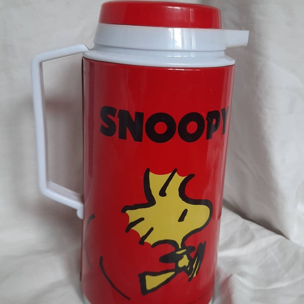 Pichet isotherme Snoopy Red 10,5" super rare de 1965 en excellent état. Un magnifique objet de collection que vous pouvez utiliser !