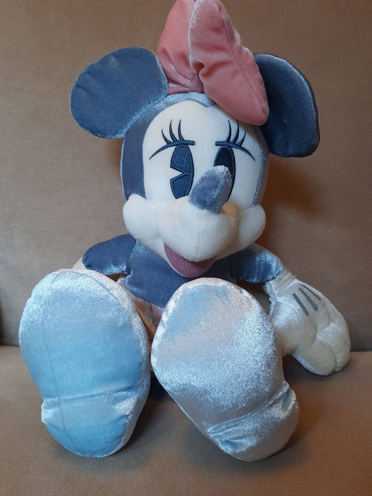 MILLENNIUM　Minnie Amazon.com: 1999 Disney Collector Doll - Bob Mackie