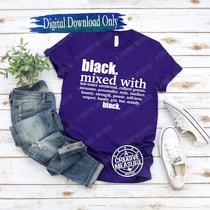 Puede incluir: Camiseta morada con texto blanco que dice "black. mixed with hot-water cornbread. collard greens. awesome. personality. style. intellect. beauty. strength. power. self-love. respect. hustle. grit. but. mainly. black."