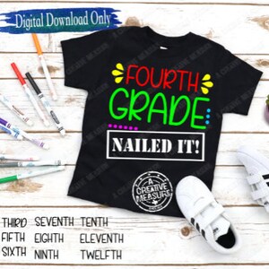 Könnte beinhalten: Schwarzes T-Shirt mit dem Text "FOURTH GRADE: NAILED IT!" in bunten Buchstaben. Das Shirt ist nur ein digitaler Download.