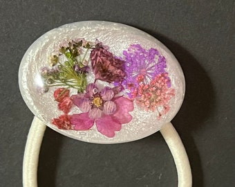 Pressed Flower Resin Button Hair Tie, Ponytail Holder, Dried Botanical Elastic Band, Flower Girl Hair Accessory, Hair Tie Scrunchie Bracelet