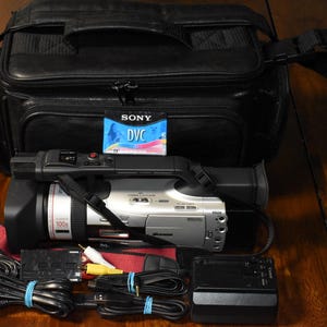 Canon DM-GL2 Professional MiniDV 3CCD Digital Camcorder with Bag, Battery and Charger.