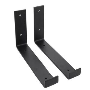 Może przedstawiać: Dwa czarne metalowe wsporniki półek. Każdy wspornik ma kształt litery L z płaską podstawą i pionowym wspornikiem. Wsporniki mają wstępnie wywiercone otwory do montażu. Wykończenie jest matowe czarne.