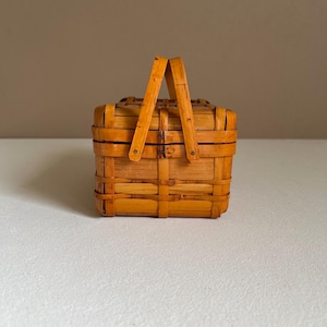 1960s woven lacquered picnic basket purse with latch and two handles