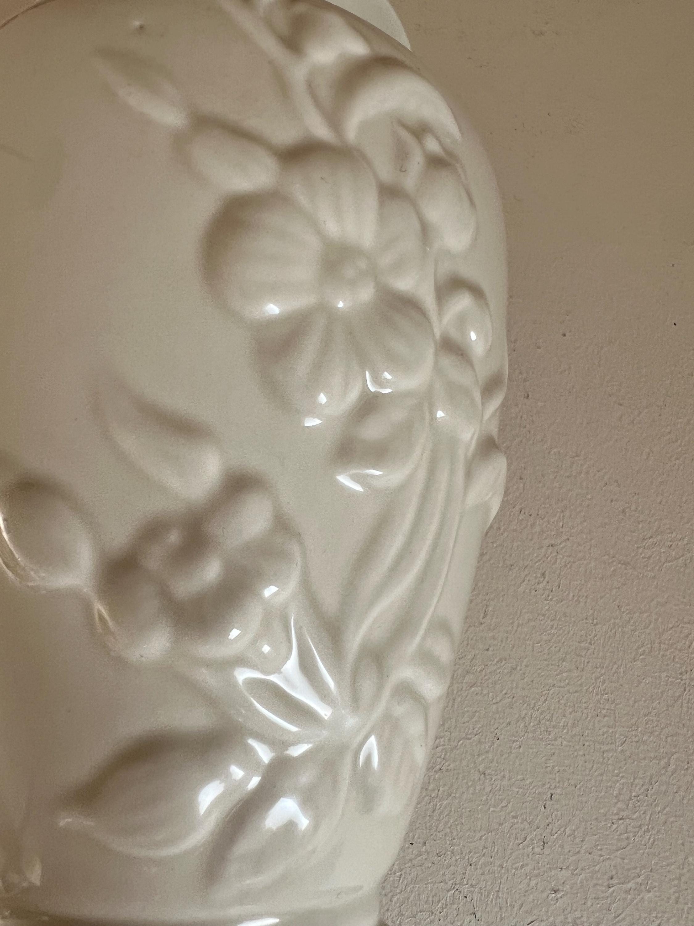 未使用 エンボス加工の白い陶器花瓶 【公式通販】