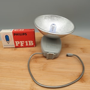 Kodak RC Flashholder 1950s. Including box of original flashbulbs Fhotoflux. WORLDWIDE SHIPPING.