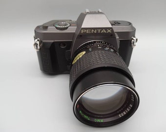 Pentax P30t Camera. Lens Tokina RMC 2:8 135mm. WORLDWIDE SHIPPING.