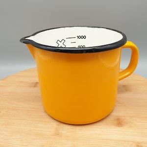 Yellow Enamel liter measure rare color in very good condition. WORLDWIDE SHIPPING.