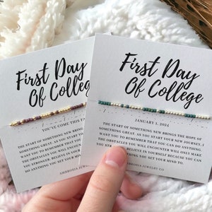 Peut inclure: Deux cartes avec le texte "First Day of College" et un bracelet en perles. La carte de droite porte la date du 1er janvier 2024 et un message sur le début de quelque chose de nouveau. La carte de gauche contient un message sur le début de quelque chose de nouveau qui apporte quelque chose de grand.