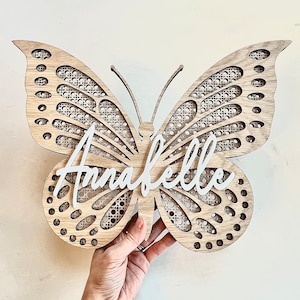 Decoración de pared de mariposas de ratán de roble, letrero personalizado con nombre de mariposa, decoración para dormitorio de niña, decoración de guardería con mariposas, regalo personalizado para niña imagen 1