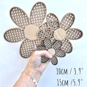 K&ouml;nnte beinhalten: Drei h&ouml;lzerne Blumen-Wanddekorationen in verschiedenen Gr&ouml;&szlig;en. Die gr&ouml;&szlig;te Blume hat einen Durchmesser von 20 cm, die mittlere Blume einen Durchmesser von 15 cm und die kleinste Blume einen Durchmesser von 10 cm.