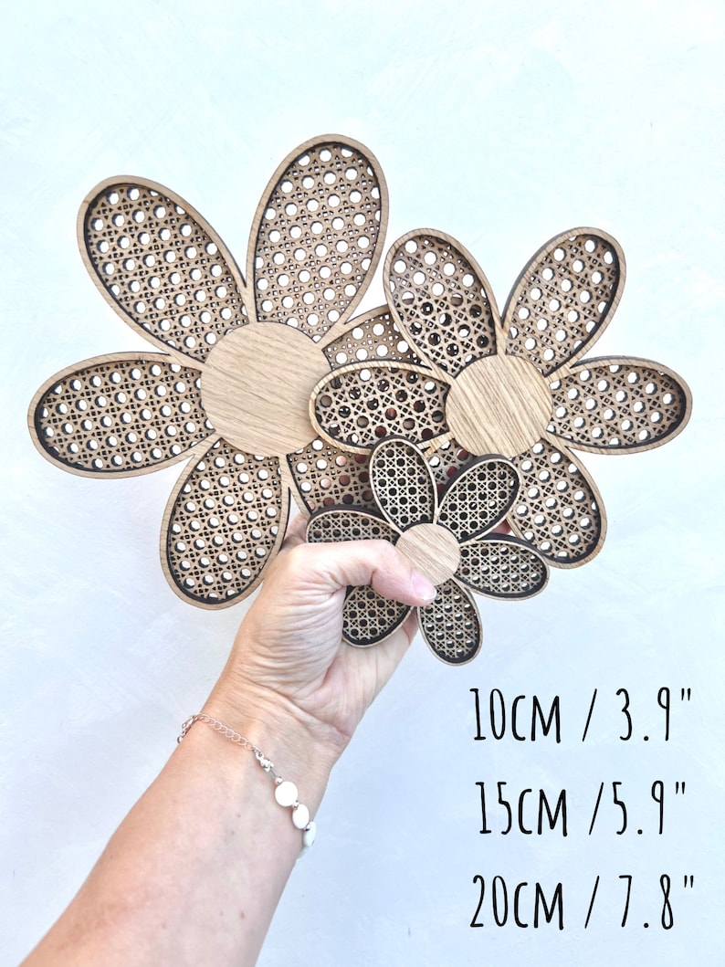 K&ouml;nnte beinhalten: Drei h&ouml;lzerne Blumen-Wanddekorationen in verschiedenen Gr&ouml;&szlig;en. Die gr&ouml;&szlig;te Blume hat einen Durchmesser von 20 cm, die mittlere Blume einen Durchmesser von 15 cm und die kleinste Blume einen Durchmesser von 10 cm.