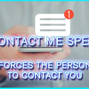 Op de afbeelding: Een hand die een smartphone vasthoudt met een berichtpictogram. De tekst "CONTACT ME SPELL FORCES THE PERSON TO CONTACT YOU" wordt weergegeven in neonblauwe letters.