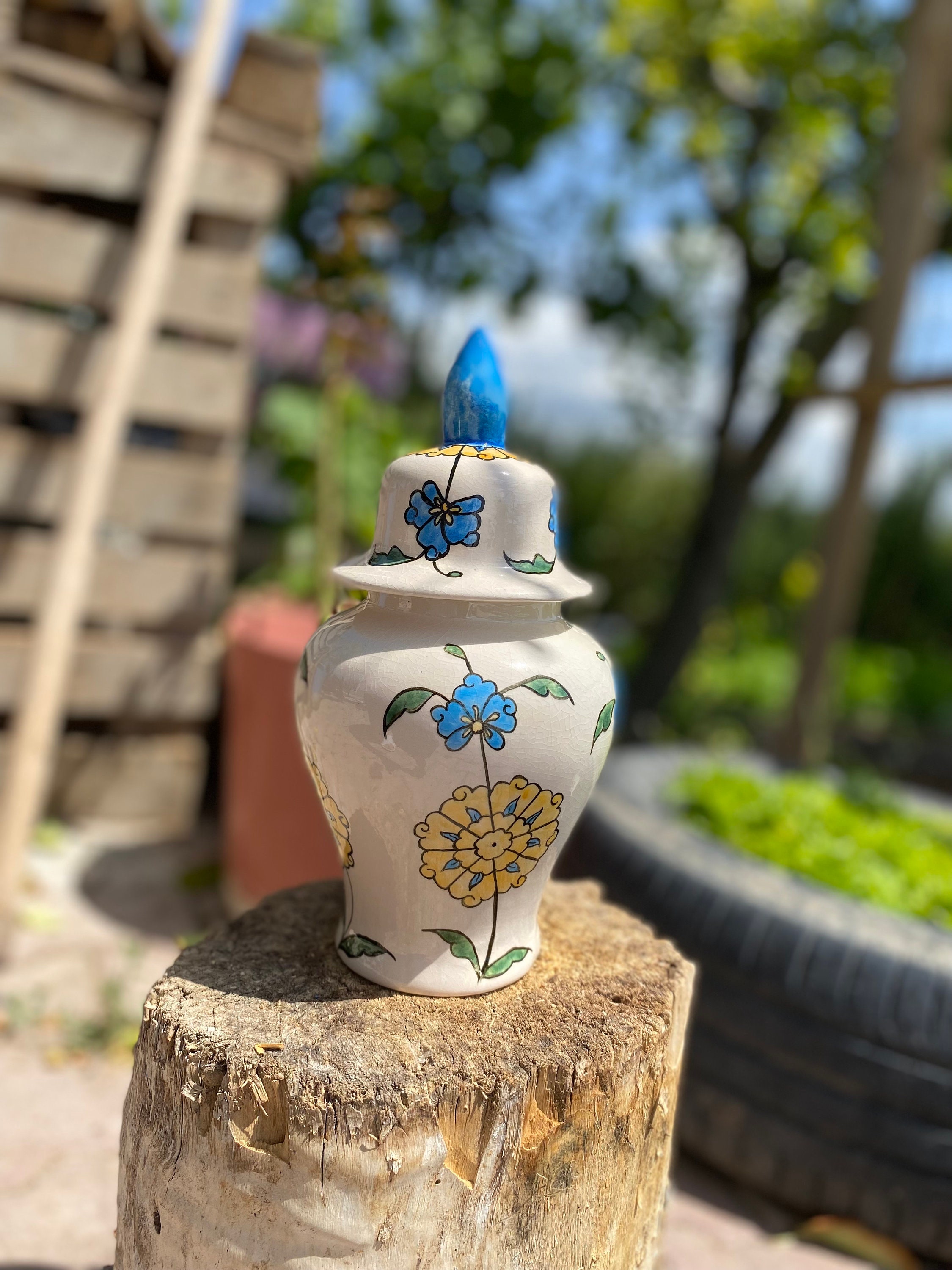 大きな陶器の花柄置物 蓋付き 手作りの蓋付き陶器ジャー - 花柄