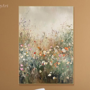 Peut inclure: Une peinture représentant un champ de fleurs sauvages dans des tons de blanc, rose et jaune. Les fleurs sont sur fond de feuillage vert et d'un ciel doux et brumeux.
