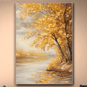 Può includere: Un dipinto che rappresenta una scena di lago con un grande albero con foglie gialle in primo piano. Il lago è calmo e il cielo è di un grigio chiaro. Il dipinto è incorniciato in una semplice cornice argentata.