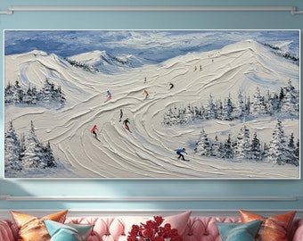 Puede incluir: Una pintura de una escena de montaña nevada con esquiadores y snowboarders. La pintura está hecha en un estilo texturizado, con pinceladas gruesas y un fondo blanco. Los esquiadores y snowboarders llevan ropa colorida.
