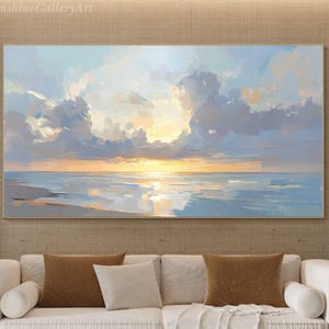 Peut inclure: Une peinture représentant un paysage marin avec un ciel nuageux et un coucher de soleil doré se reflétant sur l'eau. La peinture est dans une palette de couleurs bleu clair, gris et blanc.