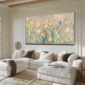 Op de afbeelding: Groot rechthoekig bloemenschilderij met een gouden lijst. Het kunstwerk toont een veld met bloemen in perzik-, gele en witte tinten tegen een groene en grijze achtergrond. De tekst "SunshineGalleryArt" is linksboven zichtbaar.