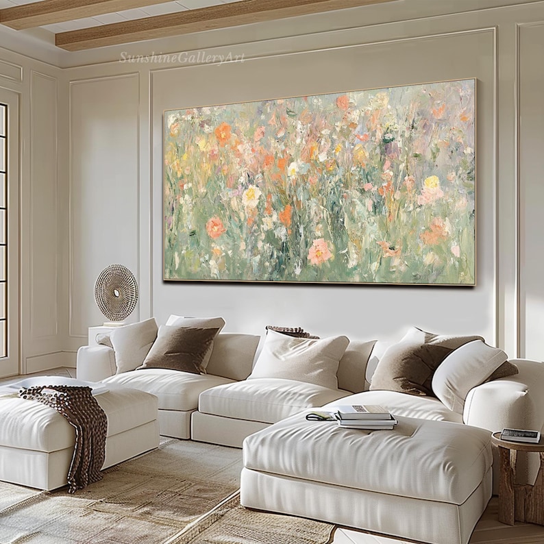 Op de afbeelding: Groot rechthoekig bloemenschilderij met een gouden lijst. Het kunstwerk toont een veld met bloemen in perzik-, gele en witte tinten tegen een groene en grijze achtergrond. De tekst "SunshineGalleryArt" is linksboven zichtbaar.