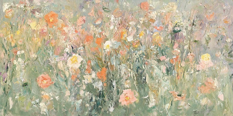 Op de afbeelding: Een impressionistisch schilderij van een weide met wilde bloemen. Het kunstwerk toont een palet van zachte groenen, gelen, sinaasappels en roze. De penseelstreken cre&euml;ren een textuureffect en beelden een veld met bloeiende bloemen af.