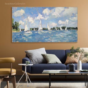 Op de afbeelding: Een schilderij van een zeezicht met witte zeilboten op een blauwe watermassa. De lucht is blauw met witte wolken. Het schilderij is gemaakt in een losse, impressionistische stijl.