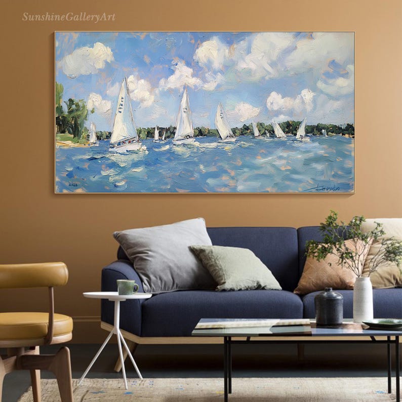 Op de afbeelding: Een schilderij van een zeezicht met witte zeilboten op een blauwe watermassa. De lucht is blauw met witte wolken. Het schilderij is gemaakt in een losse, impressionistische stijl.