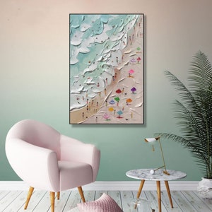 K&ouml;nnte beinhalten: Ein Gem&auml;lde, das eine Strandszene mit Menschen und bunten Sonnenschirmen zeigt. Das Gem&auml;lde ist in einem strukturierten Stil ausgef&uuml;hrt, wobei die Wellen und der Sand erhaben von der Leinwand zu sein scheinen.