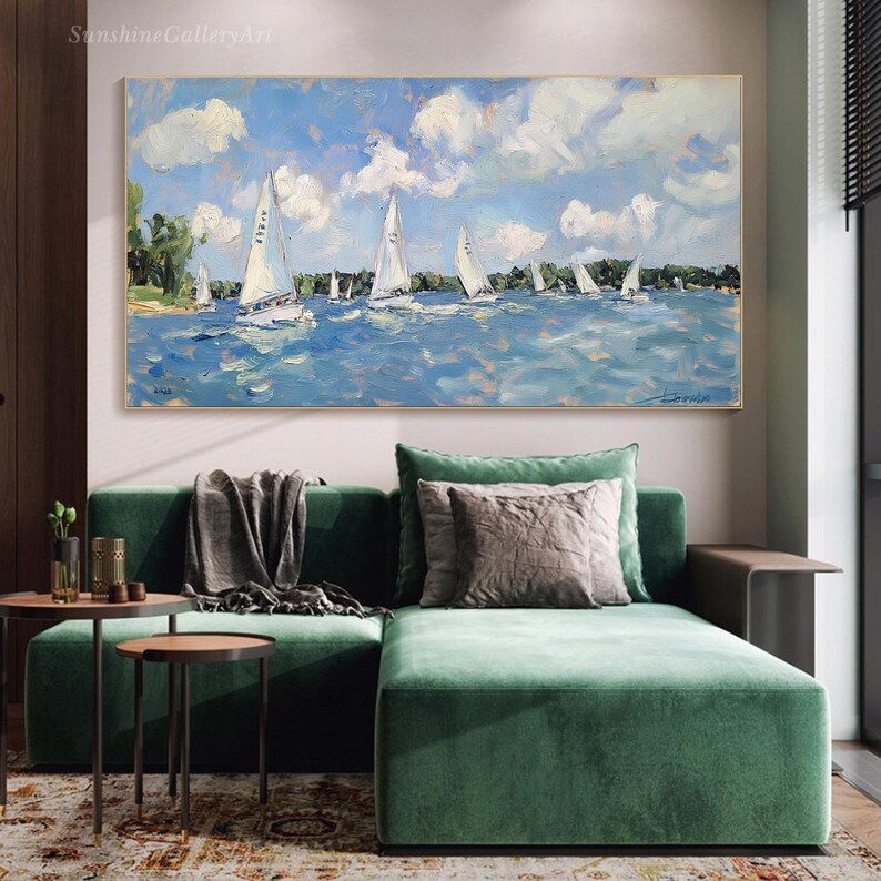 Op de afbeelding: Een schilderij van zeilboten op een meer met een blauwe lucht en witte wolken. De zeilboten zijn wit en hebben verschillende groottes. Het water is blauw en golvend. Het schilderij is gemaakt in een losse, impressionistische stijl.