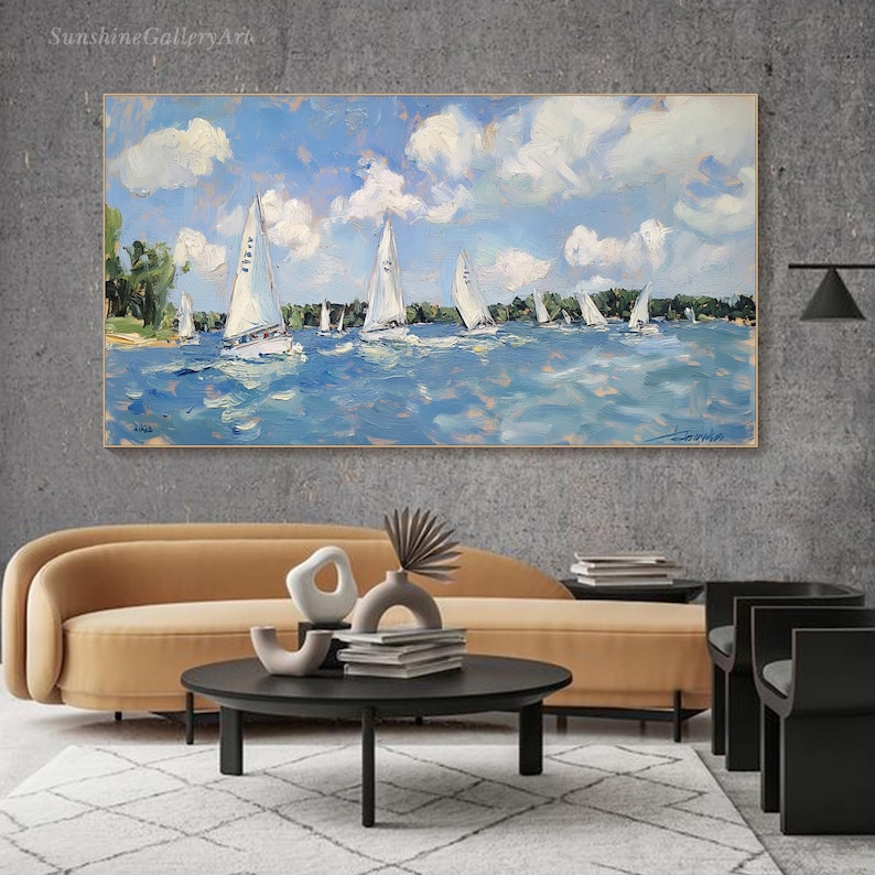 Op de afbeelding: Een schilderij van een zeegezicht met witte zeilboten op een blauwe watermassa. De lucht is blauw met witte wolken. Het schilderij is ingelijst in een gouden lijst.