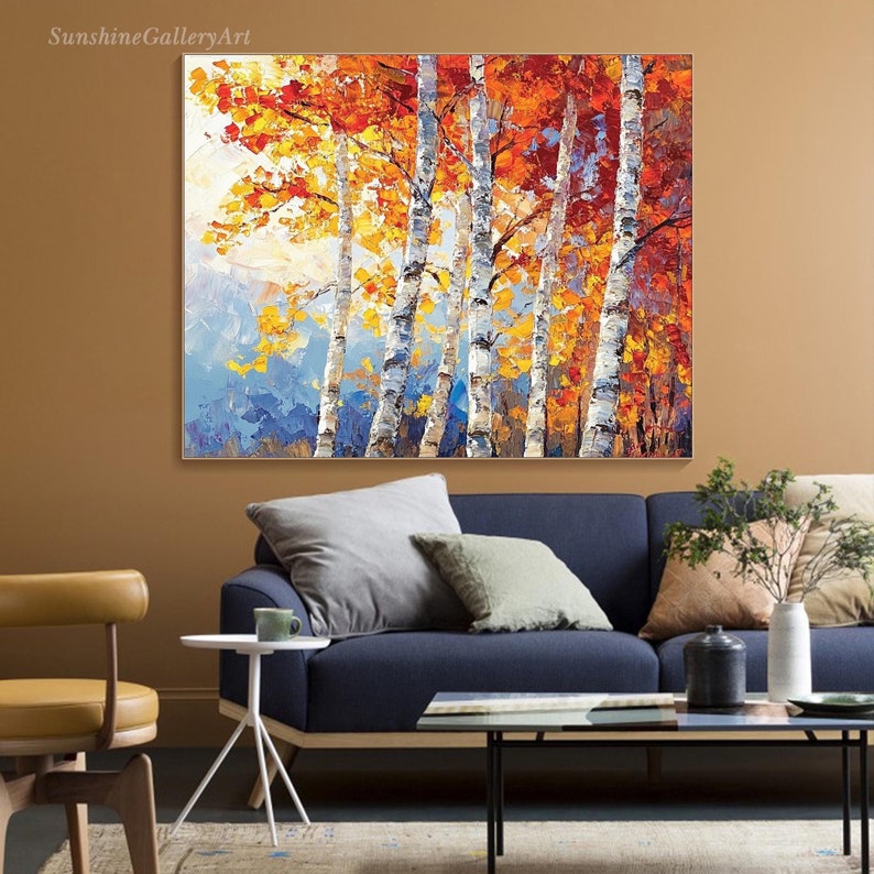 Puede incluir: Una pintura que representa una escena de bosque con altos abedules blancos y hojas de oto&ntilde;o coloridas en tonos de amarillo, naranja y rojo. Los &aacute;rboles se encuentran sobre un fondo de cielo azul y blanco.