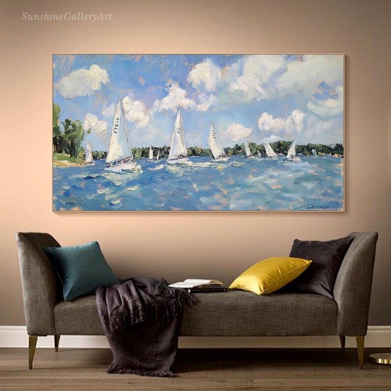 Op de afbeelding: Een schilderij van zeilboten op een blauwe watermassa met witte wolken in de lucht. De zeilboten zijn wit en hebben een blauwe lucht als achtergrond.