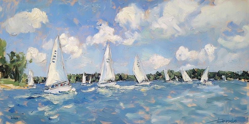 Op de afbeelding: Een schilderij van zeilboten op een meer met een blauwe lucht en witte wolken. De zeilboten zijn wit en hebben verschillende groottes. Het water is blauw en er zijn rimpels op het oppervlak.