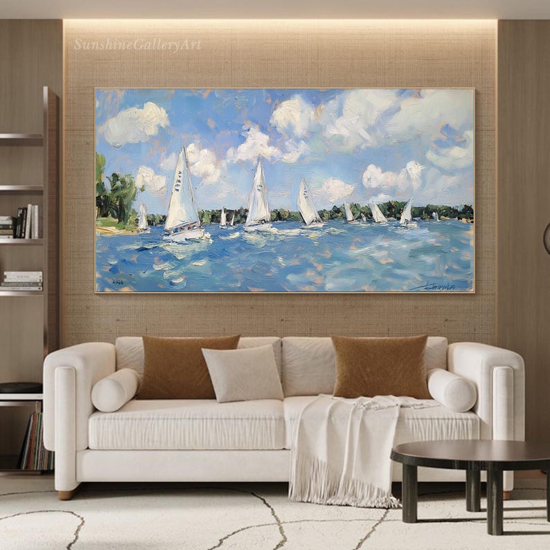 Op de afbeelding: Een schilderij van een zeegezicht met zeilboten op een blauwe watermassa. De lucht is blauw met witte wolken. Het schilderij is gemaakt in een losse, impressionistische stijl.