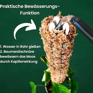 Op de afbeelding: Een bruine mospaal met een witte gietbuis en een zwarte gieter. De tekst op de afbeelding luidt "Praktische Bew&auml;sserungs-Funktion 1. Wasser in Rohr gie&szlig;en 2. Baumwollschn&uuml;re bew&auml;ssern das Moos durch Kapillarwirkung".