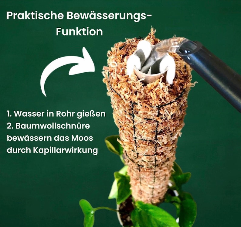 Op de afbeelding: Een bruine mospaal met een witte gietbuis en een zwarte gieter. De tekst op de afbeelding luidt "Praktische Bew&auml;sserungs-Funktion 1. Wasser in Rohr gie&szlig;en 2. Baumwollschn&uuml;re bew&auml;ssern das Moos durch Kapillarwirkung".