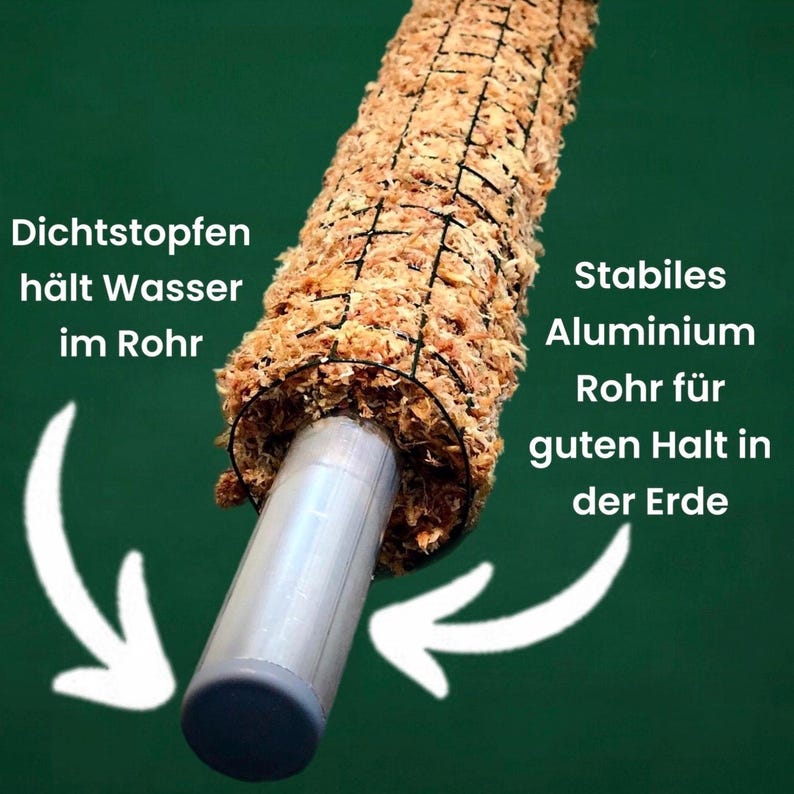 Op de afbeelding: Een close-up van een bruine kokoskokoscilinder die om een zilveren aluminiumbuis is gewikkeld. De tekst "Dichtstopfen h&auml;lt Wasser im Rohr" staat aan de linkerkant van de afbeelding. De tekst "Stabiles Aluminium Rohr f&uuml;r guten Halt in der Erde" staat aan de rechterkant van de afbeelding. Pijlen wijzen naar de buis en de kokoskokoscilinder.