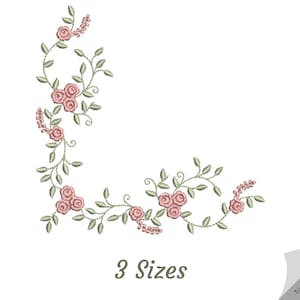 Könnte beinhalten: Ein Stickmuster mit Eckdesign, das eine Ranken mit rosa Rosen und grünen Blättern zeigt. Das Design ist in drei Größen erhältlich.
