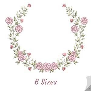 以下が含まれることがあります： ピンクのバラと緑の葉のリース。リースは円形で、6つのサイズがあります。