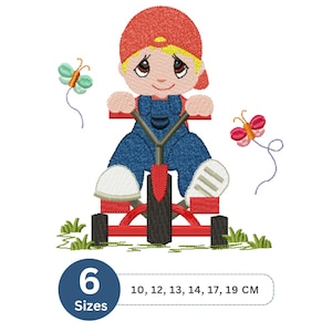 Könnte beinhalten: Gesticktes Design eines Kindes auf einem roten Dreirad, das eine rote Kappe und blaue Latzhosen trägt. Zwei Schmetterlinge fliegen in der Nähe. Das Design ist in 6 Größen von 10 bis 19 cm erhältlich.