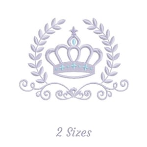 Puede incluir: Diseño bordado con una corona con detalles en azul claro, rodeada por una corona de laurel y adornos decorativos. El texto "2 Sizes" está debajo. El diseño es en tonos grises y azul claro sobre un fondo blanco.