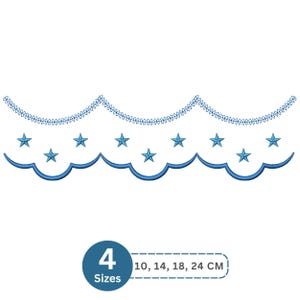 Op de afbeelding: Een blauw geborduurd ontwerp met een geschulpte rand en steraccenten. Het ontwerp bevat een delicate bloemenrand boven de geschulpte rand. De afbeelding bevat ook een blauwe cirkel met het nummer 4 en het woord "Maten".