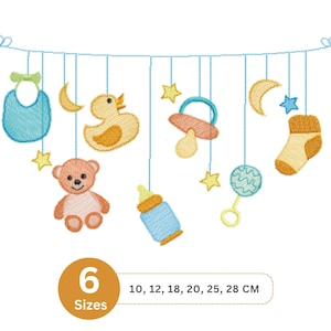 Puede incluir: Diseño bordado de móvil para bebé con babero, pato, osito de peluche, biberón, chupete, sonajero, calcetín, estrellas y lunas crecientes. El diseño es azul, amarillo y melocotón. Incluye el texto "6 Tamaños" y medidas en cm.