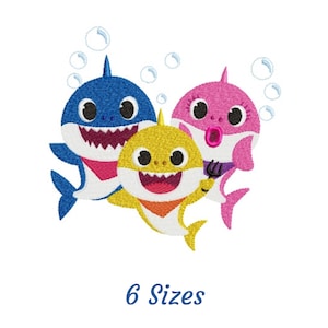 Puede incluir: Diseño bordado con tres tiburones bebés: un tiburón azul, un tiburón rosa y un tiburón amarillo. Los tiburones sonríen y tienen ojos grandes. El diseño incluye burbujas y el texto "6 tamaños".