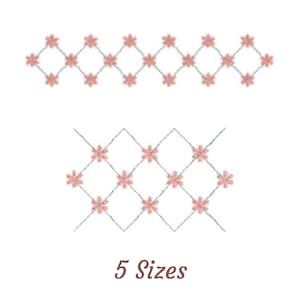 Pode incluir: Dois desenhos de bordado com um padrão repetido de flores cor-de-rosa em forma de diamante. O texto "5 tamanhos" está abaixo dos desenhos.