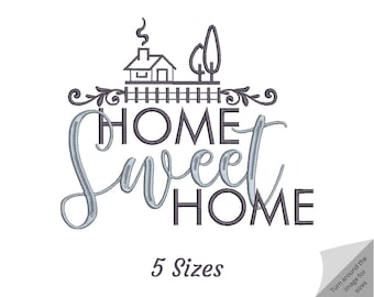 Puede incluir: Diseño bordado con una casa con humo saliendo de la chimenea, dos árboles, una valla y el texto "Home Sweet Home" en letras grises y plateadas. El diseño está disponible en 5 tamaños.