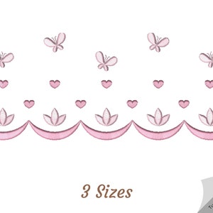 Op de afbeelding: Roze geborduurde ontwerp met vlinders, harten en een gegolfde rand. Het ontwerp is verkrijgbaar in drie maten.